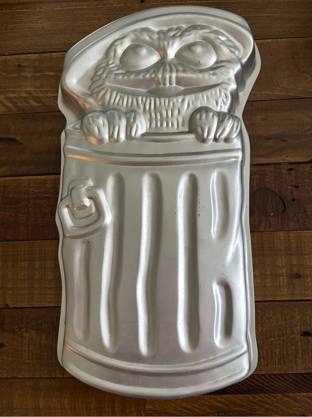 Wilton Silver Oscar the Grouch in Trash Can Cake Pan